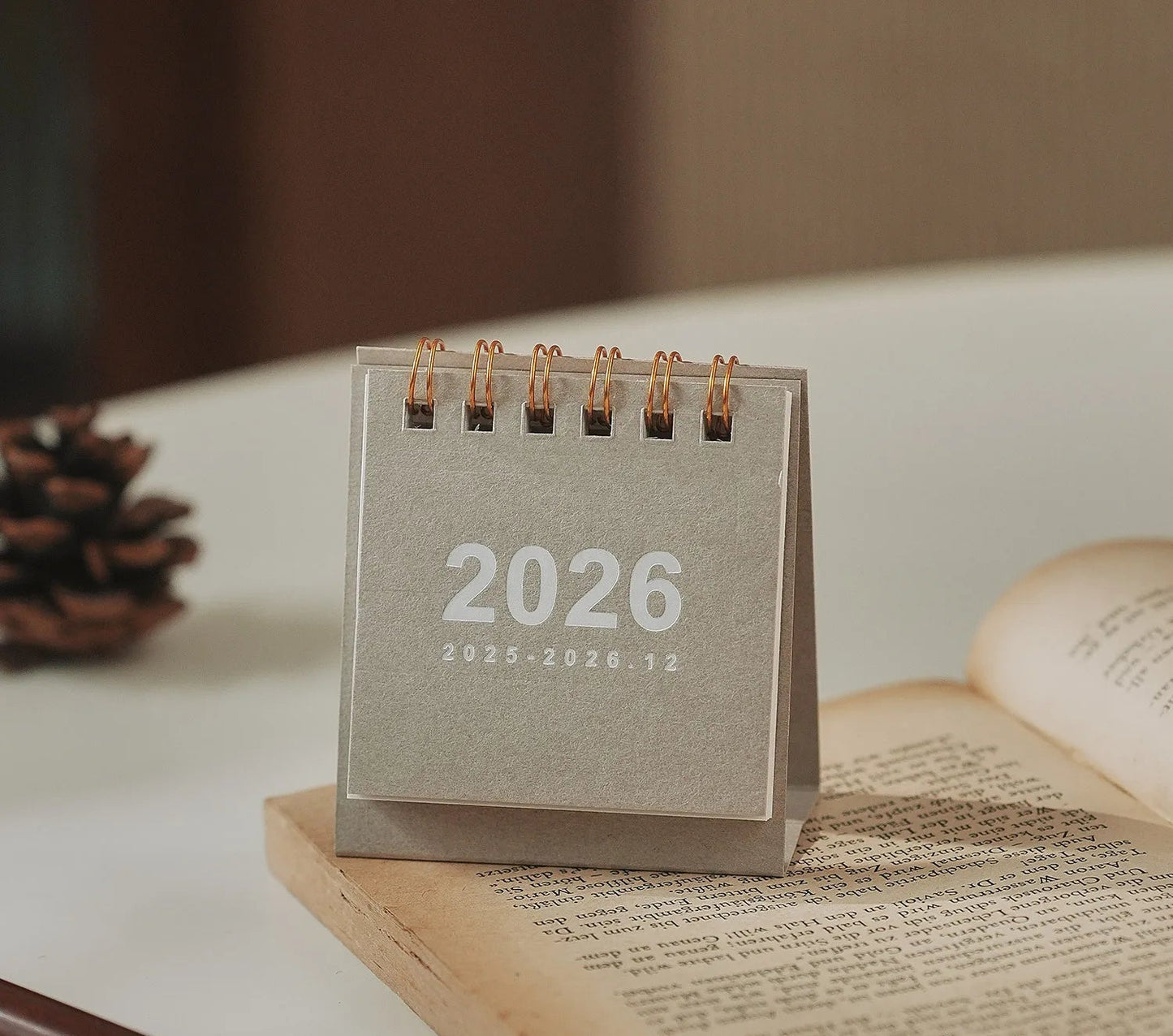 Mini calendrier de bureau Focus – Calendrier de bureau compact pour espaces de travail