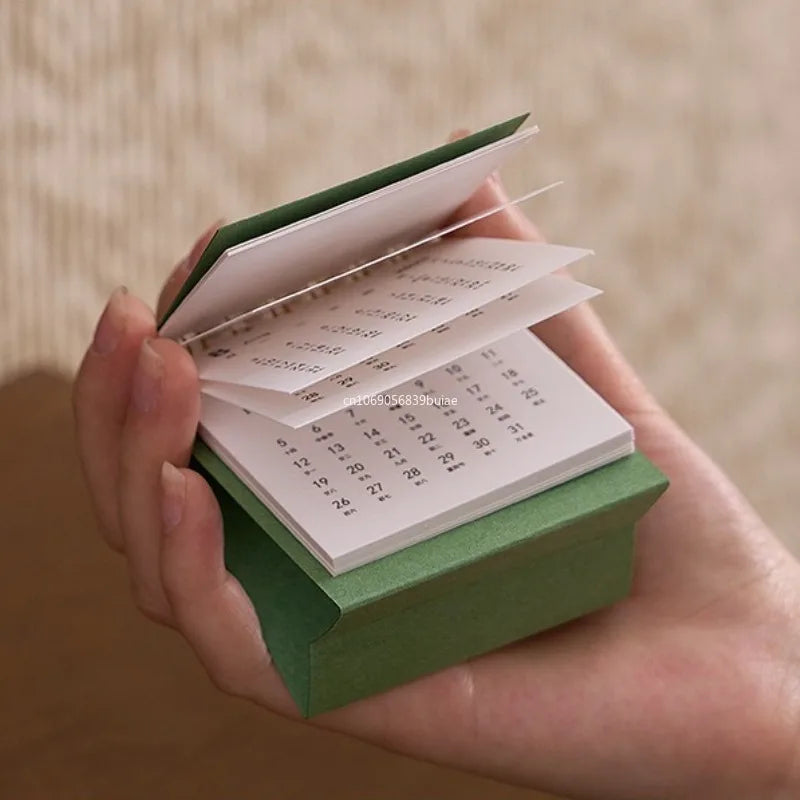 Mini calendrier de bureau Focus – Calendrier de bureau compact pour espaces de travail