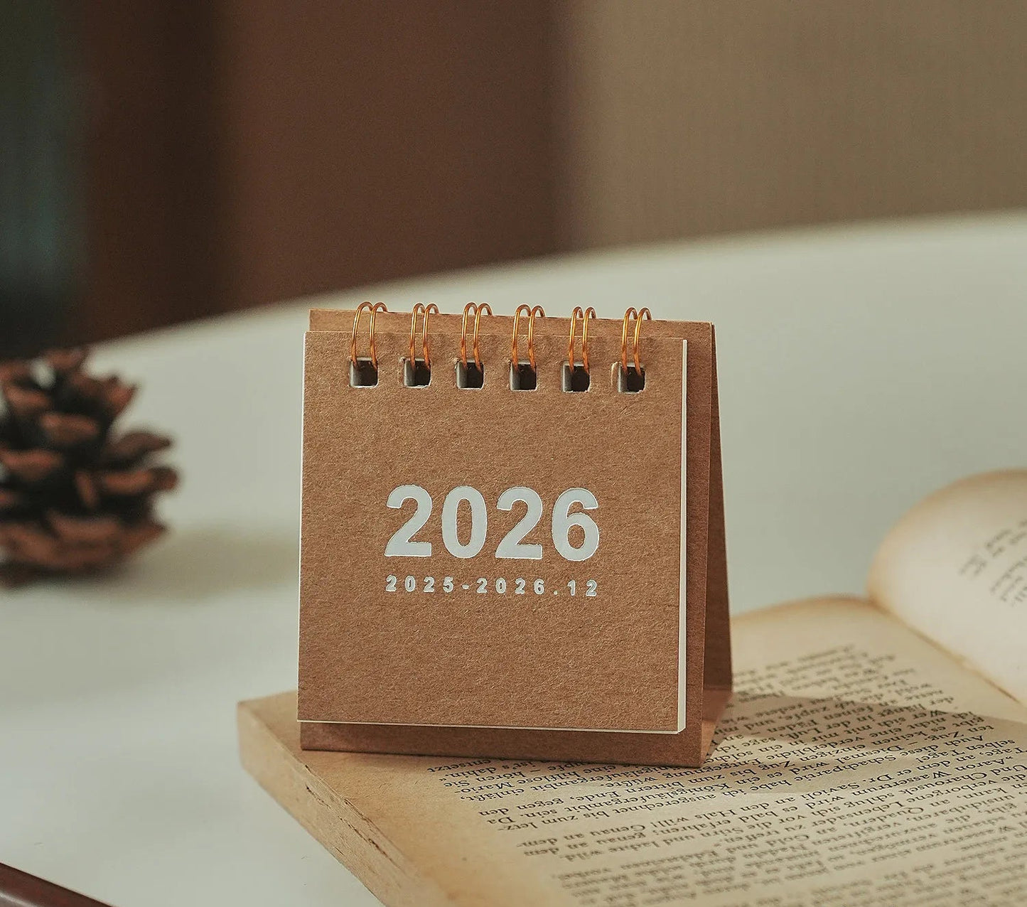 Mini calendrier de bureau Focus – Calendrier de bureau compact pour espaces de travail