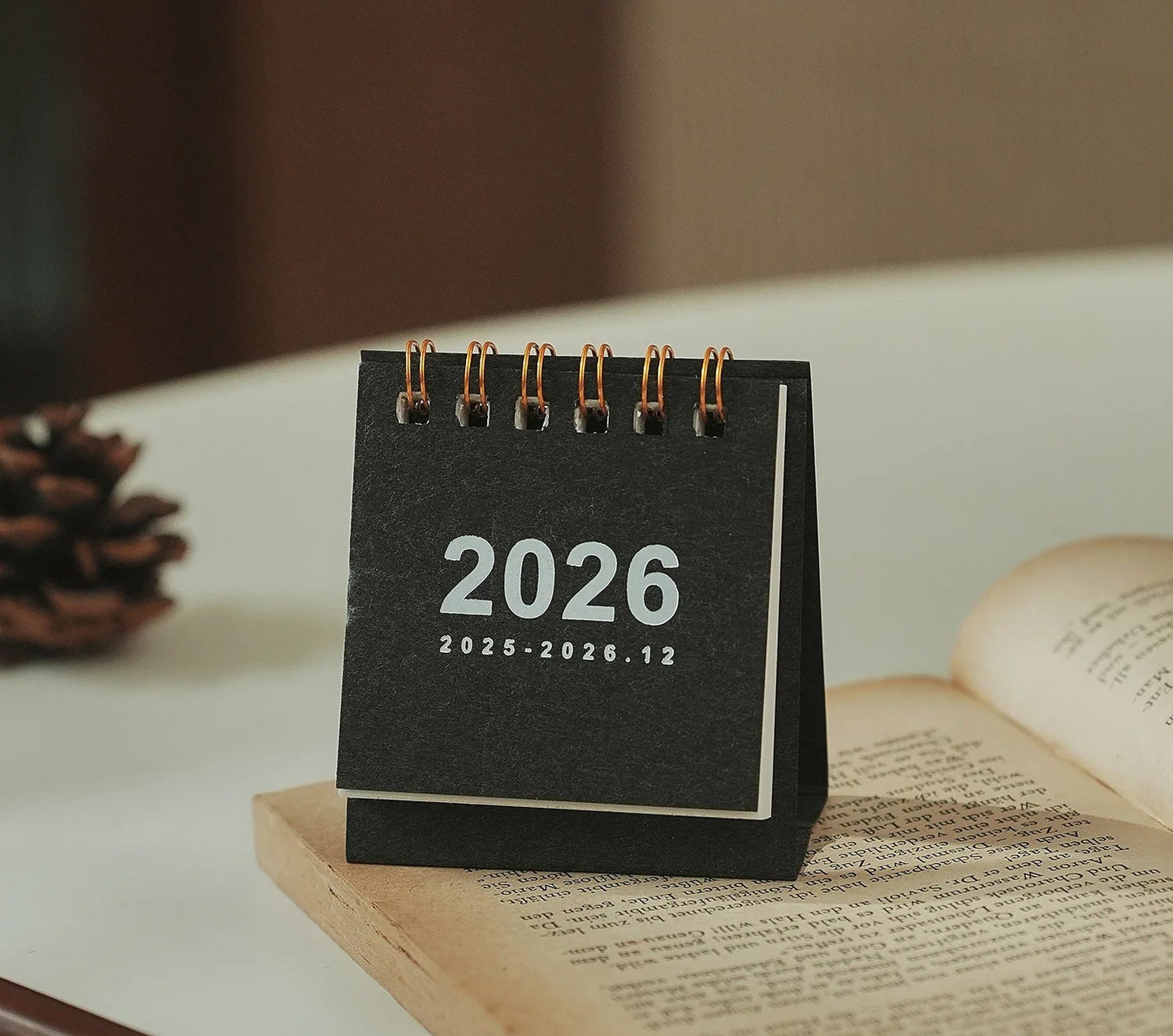 Mini calendrier de bureau Focus – Calendrier de bureau compact pour espaces de travail