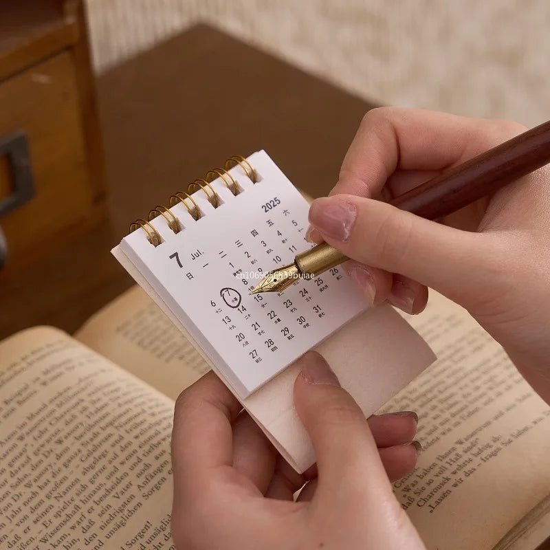 Mini calendrier de bureau Focus – Calendrier de bureau compact pour espaces de travail